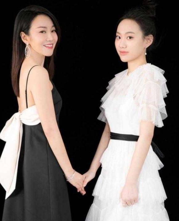 闫妮颁奖吃瓜,趣味横生瞬间引网友热议