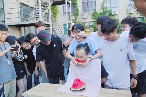 学校新生跳舞吃瓜,舞蹈与瓜果共舞的校园盛宴